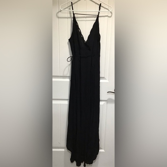ASTR The Label Revolve Isabella Black Maxi Wrap Dress Embroidered Eyelet Size M - Picture 9 of 12